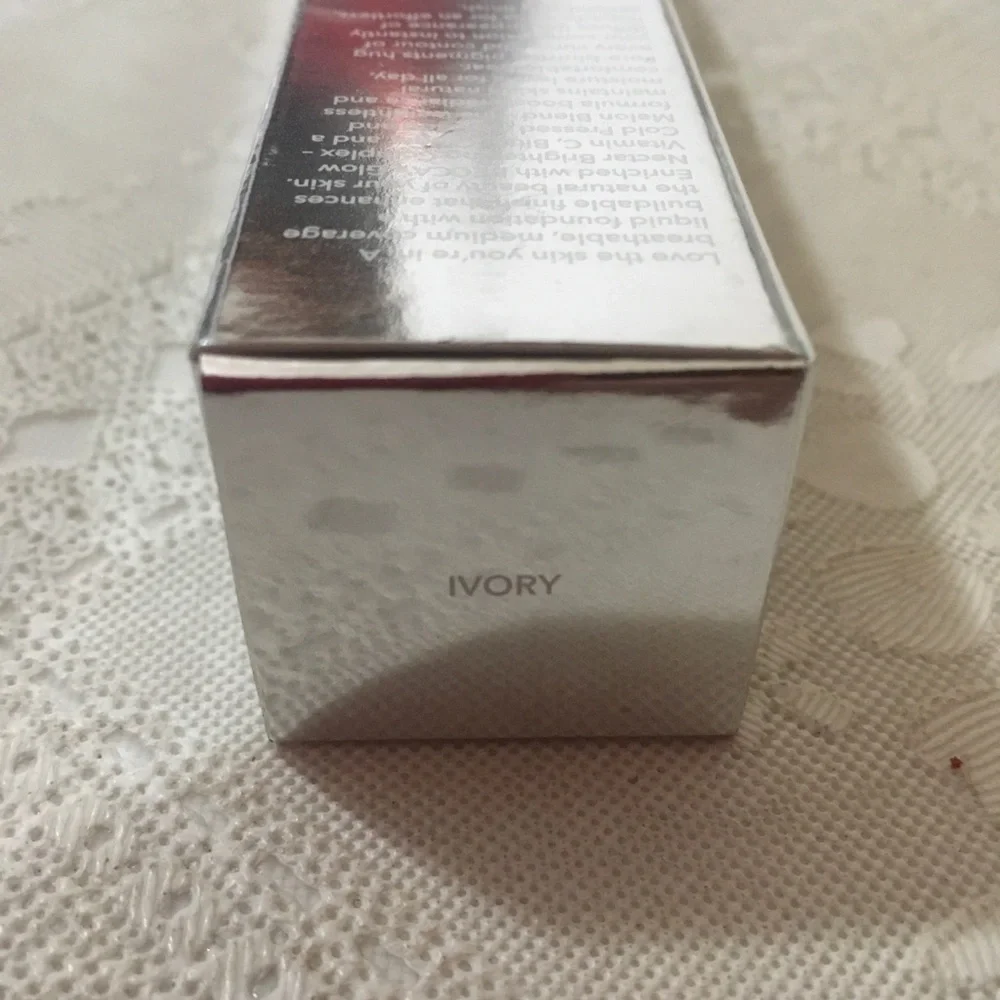 🆕 Becca Skin Love Weightless Foundation -Ivory